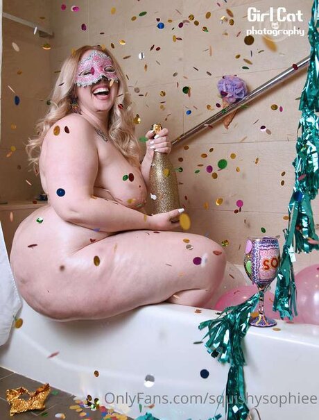 Squishysophiee nudes model archive