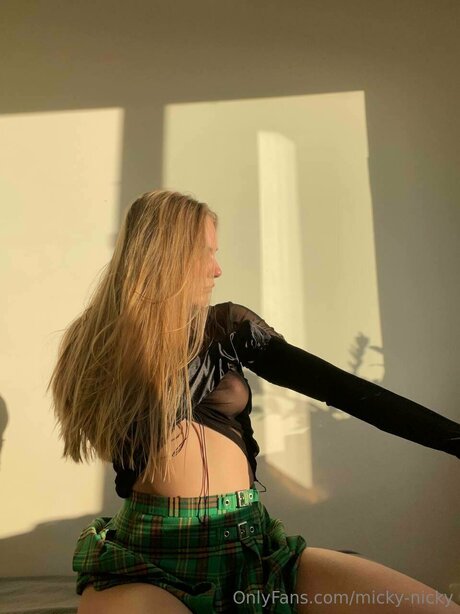 Nicole Foley adult model pic