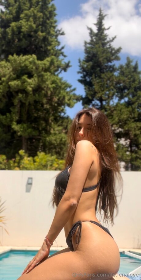 Its Lenalove model top picture