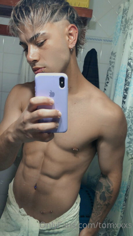Tomxxxs nude model img