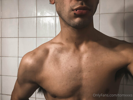 Tomxxxs model xxx photo