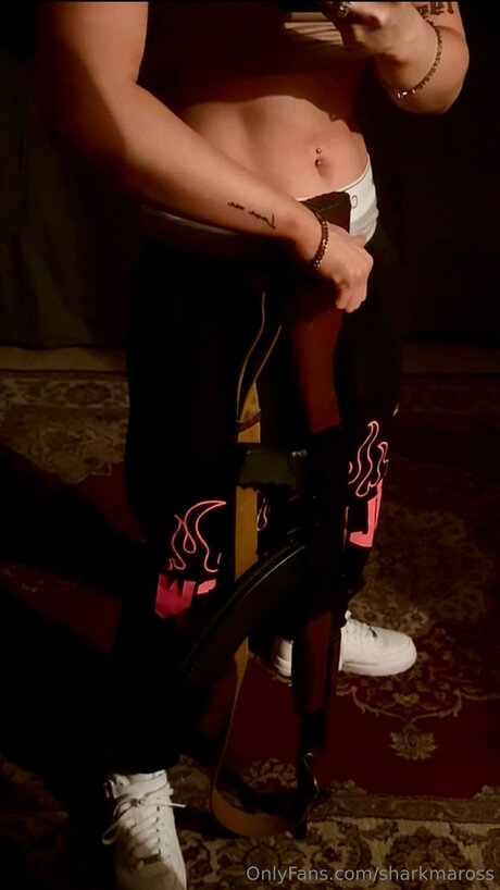 Sharkmaross model pretty photo