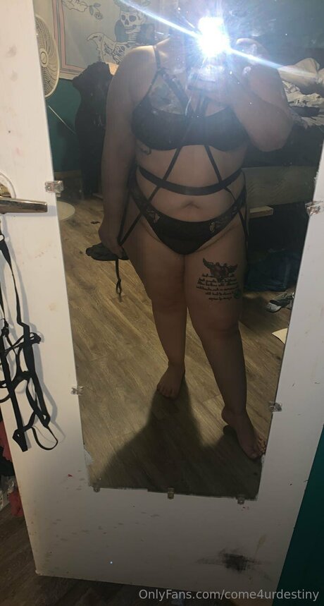 Come4urdestiny model naked pic