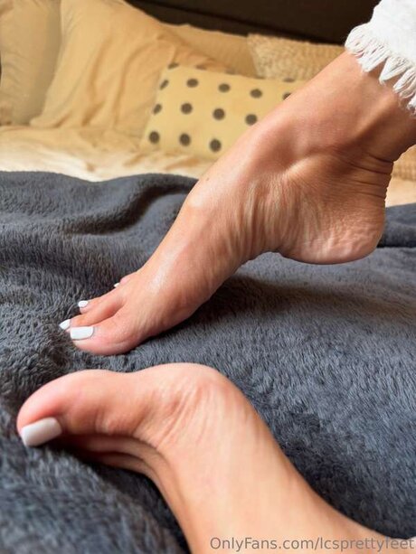 Lcsprettyfeet sex model pic