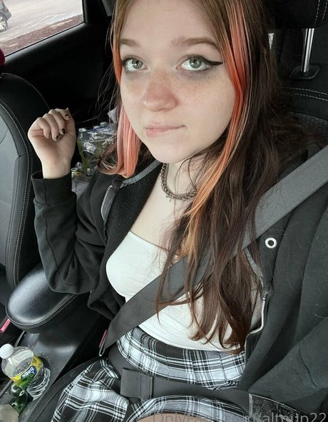 altpup22 exclusive model image