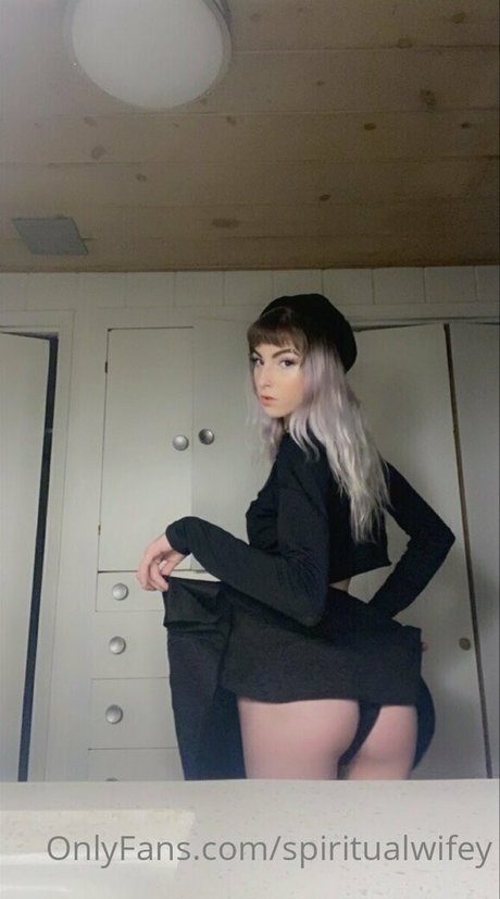 spiritualwifey model best picture