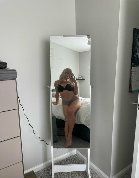 hollyhumps model free pic