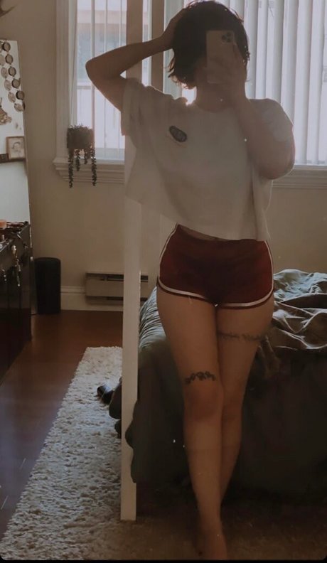 Ltlyata sexy actress photo