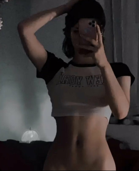 Ltlyata exclusive model picture