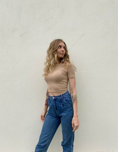 sexsweetblonde erotic actress pics