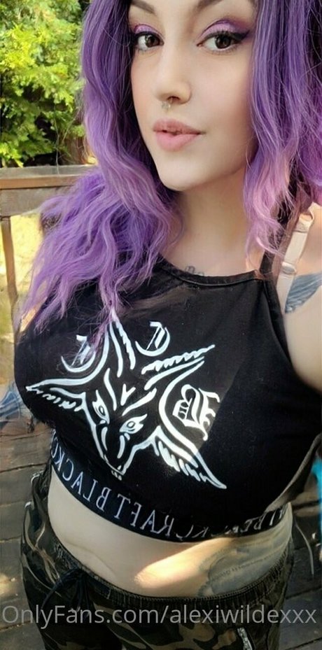 lesbian kissing onlyfans free porn picture