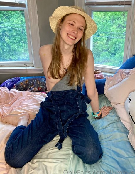 lilymlove naked pornstar img