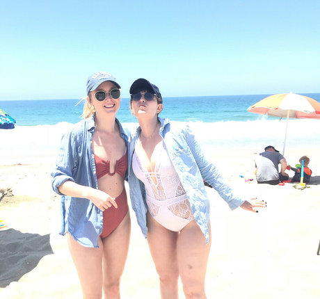 Allison Raskin sexy star img