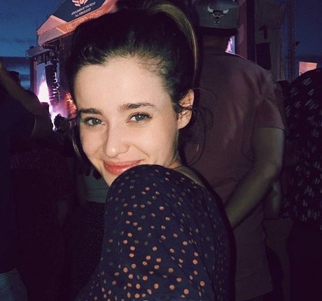 Holly Earl hot star pics
