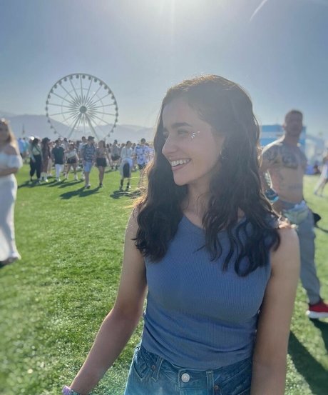 Holly Earl star hot image