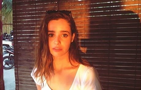 Holly Earl pretty model photo