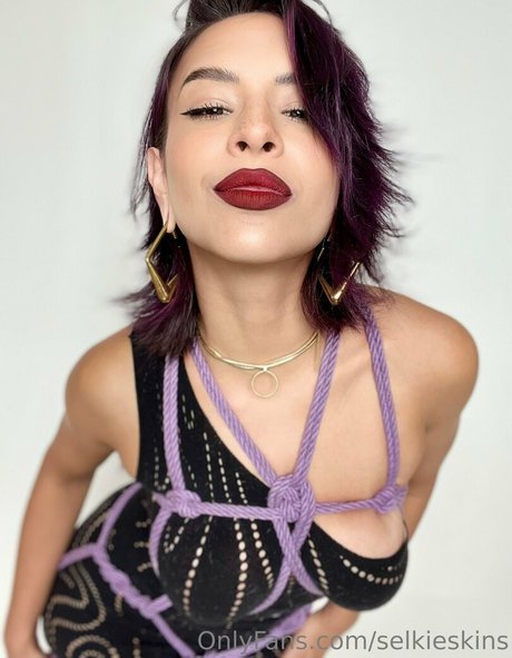 Selkieskins model erotic pic