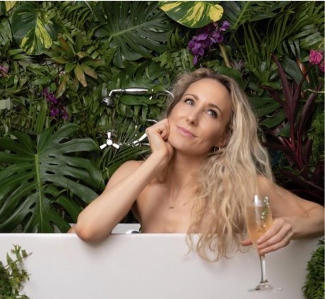 Nikki Glaser sexy star photos