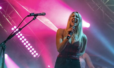 Nikki Glaser sexy star pictures