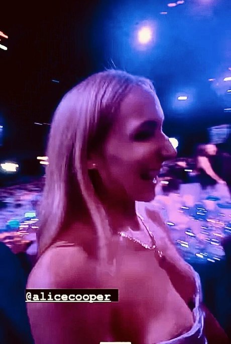 Nikki Glaser xxx actress gallery