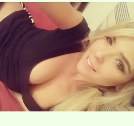 lesbian kissing onlyfans art nude images