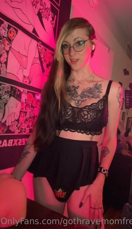 gothravemomfree adult actress pics