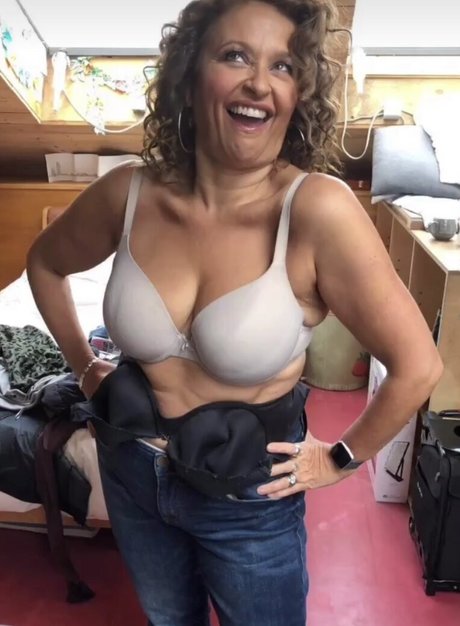 Nadia Sawalha beautiful star pic