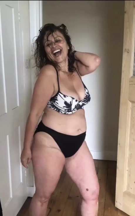 Nadia Sawalha star perfect pic