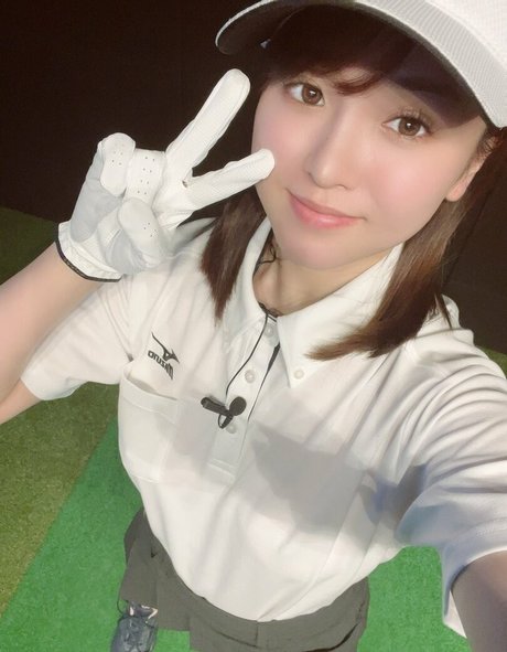 Minami 3s naked pornstar image