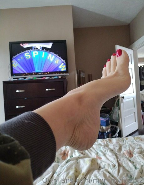 mommyfeetx2 model top img