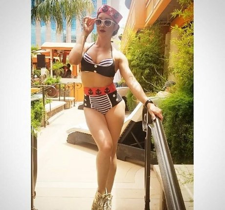 leahshines sexy model picture