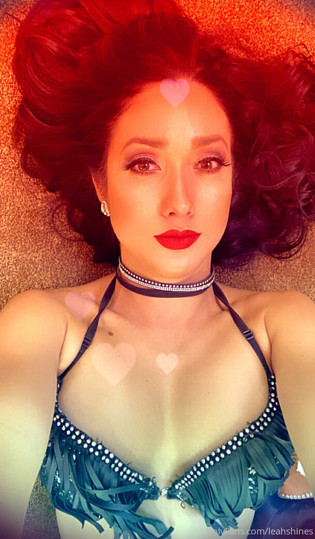 leahshines nude model photos