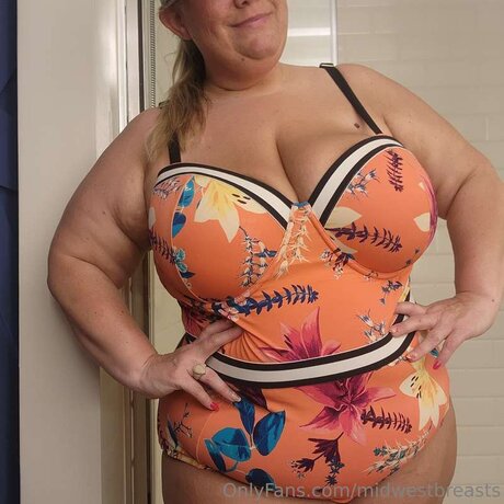 Midwestbreasts hot actress photos