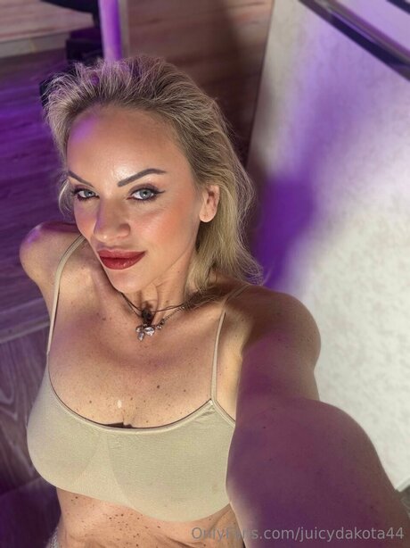 Juicydakota44 free pornstar img