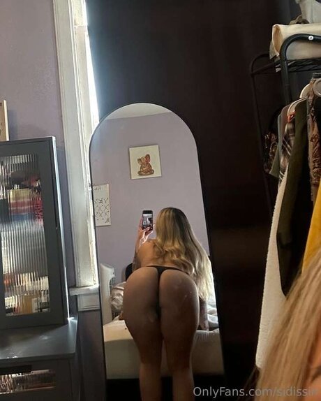 Sidissin erotic model image