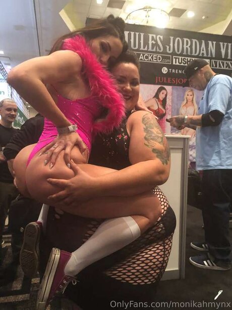 Monikamynx69 model sexy picture