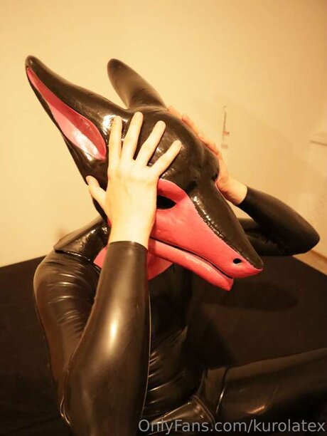 Kurolatex model naked photo