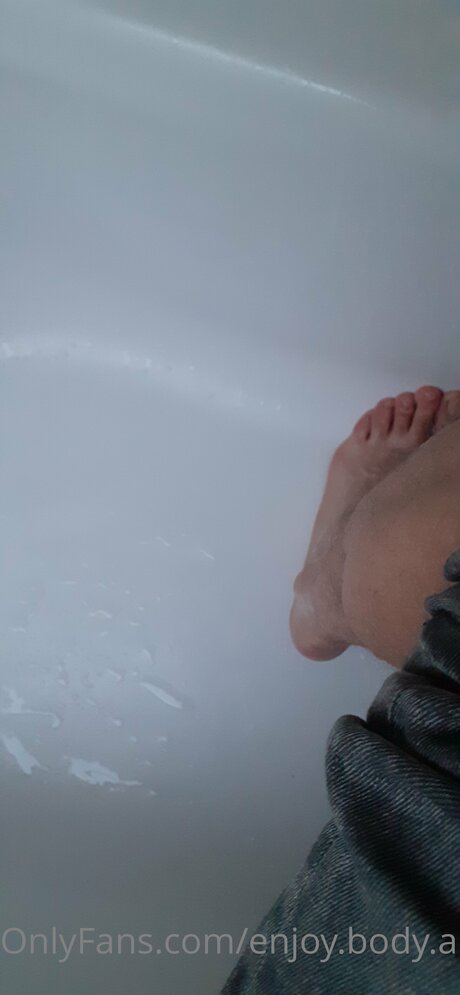 Enjoy Body And Foot naked model gallery