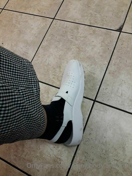 Enjoy Body And Foot xxx actress photos