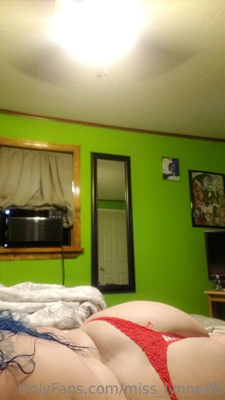 Miss Lynne86 model pornographic images