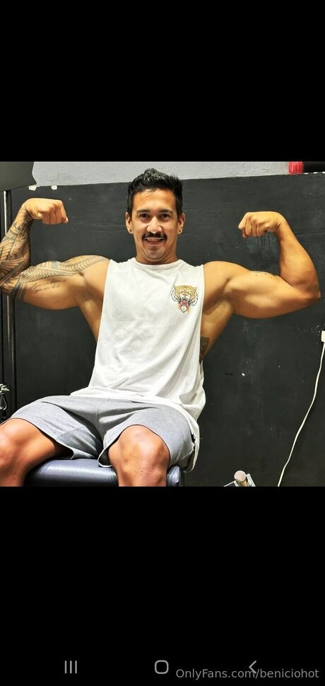 Beniciohot star naked gallery