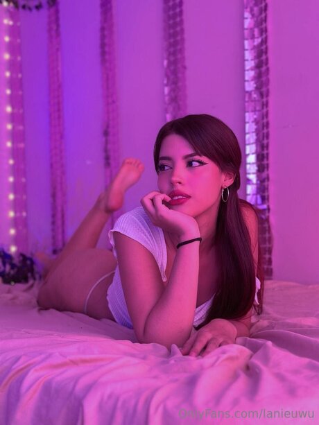 Lanieuwu xxx model picture