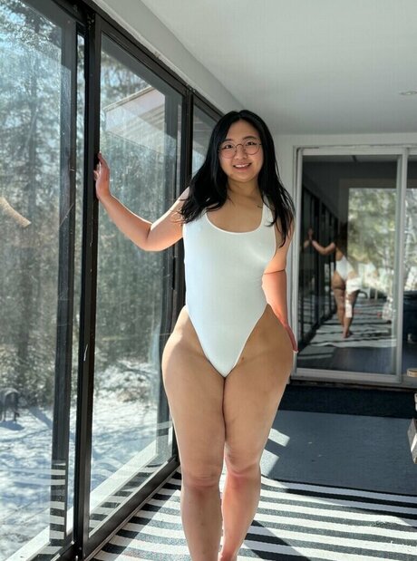 Aroomi Kim hot actress pics