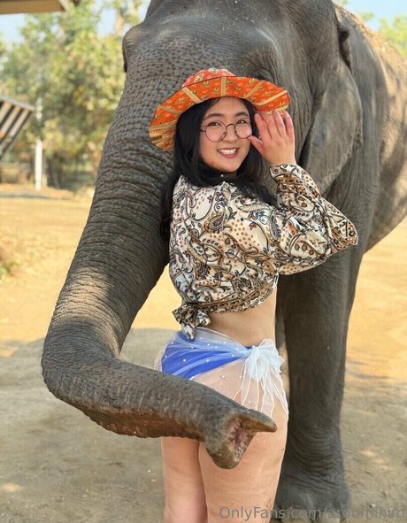 Aroomi Kim naked model photos