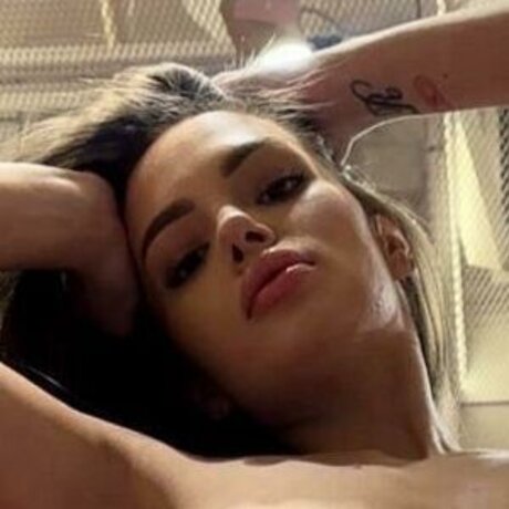 evianwayne model nude picture