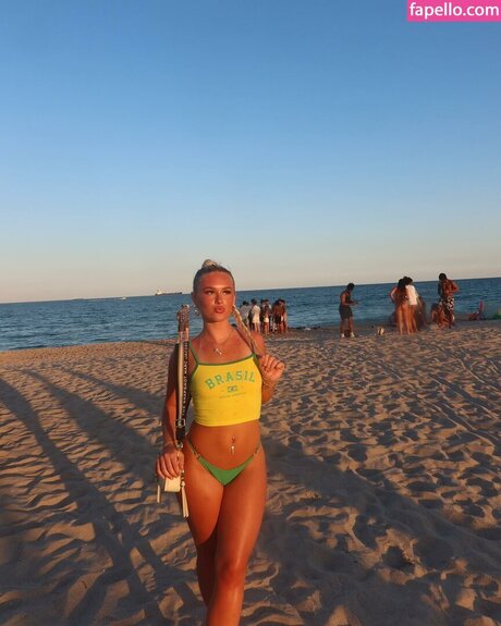 Gracie Dyer model naked picture