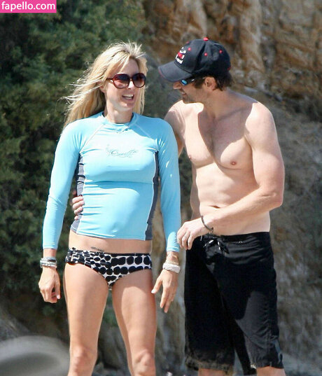 T a Leoni art actress image