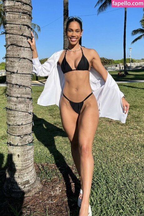 Savannah Pesante model adult pictures