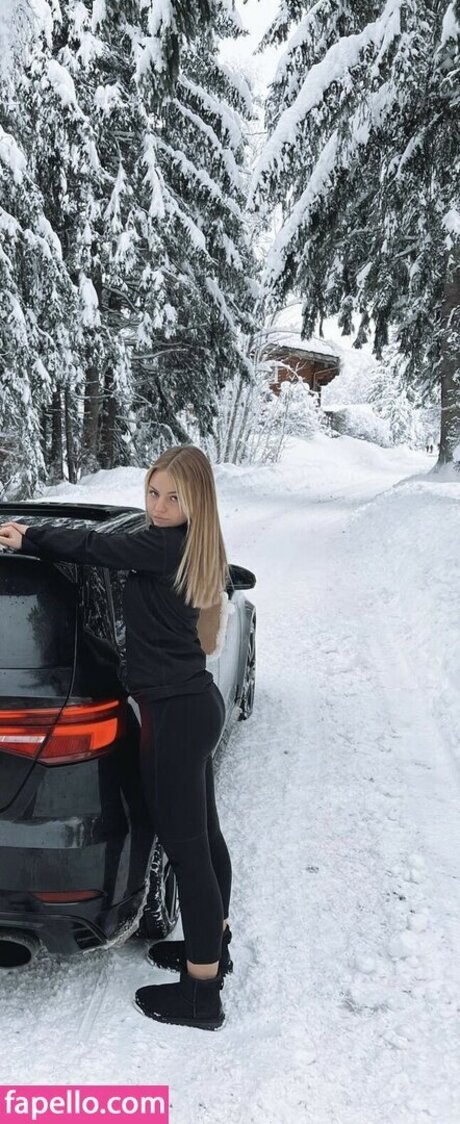 Julia Haller naked model pics