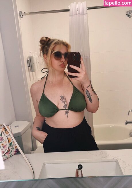 Kassmeinthepits nude model pic